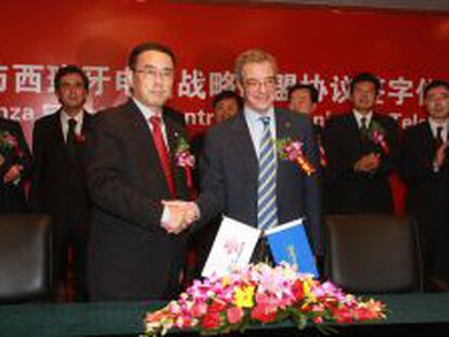 Chang Xiaobing, presidente de China Unicom, y C&eacute;sar Alierta, presidente de Telef&oacute;nica.