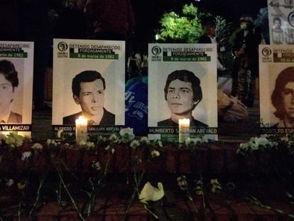 Un altar con los retratos de cuatro de los 13 jóvenes desaparecidos en Bogotá entre marzo y septiembre de 1982.
