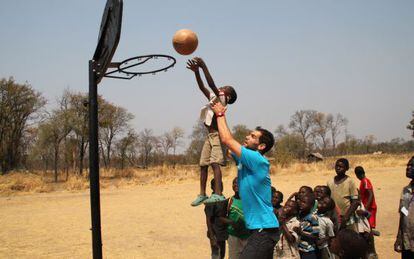 Calder&oacute;n, jugador de la NBA y la selecci&oacute;n espa&ntilde;ola, viaj&oacute; a Zambia con Unicef.