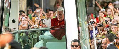 El Papa saluda desde el interior del papamóvil a la multitud que lo aguarda a su llegada al centro de Madrid. 