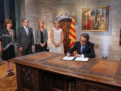 Artur Mas, signant el decret de les eleccions.