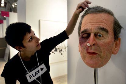 Últimos preparativos de "Puching box" con la cabeza de  Bush en el stand de la galeria ADN de Barcelona, Feria Arte Contemporáneo SWAB 2008.