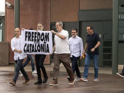 Desde la izquierda, Jordi Turull, Jordi Cuixart, Joaquim Forn, Jordi Sànchez, Josep Rull, Raül Romeva y el exvicepresidente Oriol Junqueras, a su salida de la prisión de Lledoners.