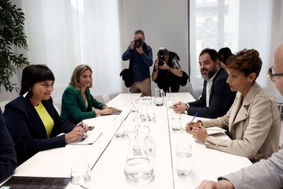 Reunión entre dirigentes de EH Bildu y PSN, este martes, en Pamplona.