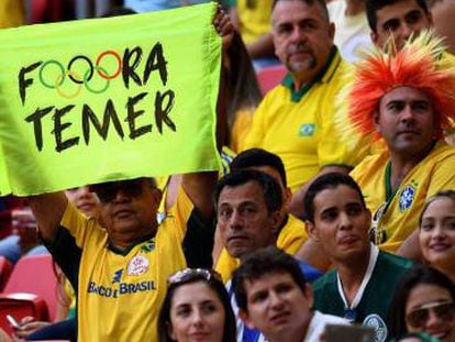Protesta contra el presidente Temer durante el partido inaugural de los JJOO