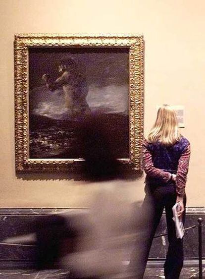 Visitantes del Museo del Prado, ante la obra <i>El coloso</i>, objeto de la controversia de expertos.