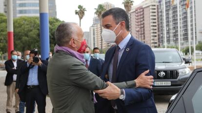 El presidente del Gobierno, Pedro Sánchez, junto con el secretario general de UGT, Pepe Álvarez, en Valencia este jueves.
