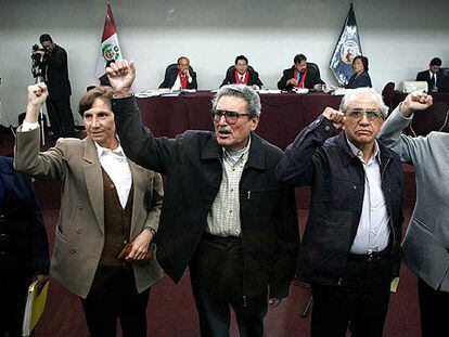 Dirigentes de Sendero Luminoso, con su líder, Abimael Guzmán, en el centro, levantan el puño al comienzo del primer juicio oral contra ellos.