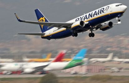 Un avión B737 de Ryanair en la operación de aterrizaje en el aeropuerto de Barcelona-El Prat.