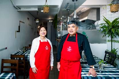 Julie Denegri, de 56 años, y Miguel Chong, de 62, abrieron hace tres el restaurante después de dejar sus respectivos trabajos, ella, como profesora, él, como montador de maquinaria. 