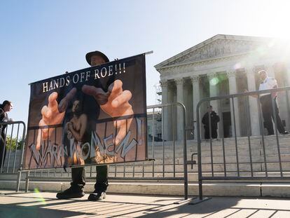 Un activista en favor del aborto, este miércoles a las puertas del Tribunal Supremo en Washington.