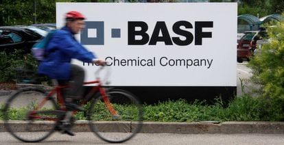 Un ciclista pasa ante una planta de Basf. 