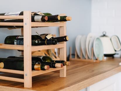 Conservar el vino en posición horizontal ayuda a mantener humedecido el corcho y prolonga su duración.