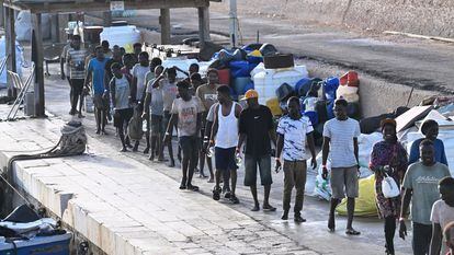 Migrantes llegados este lunes a Lampedusa.