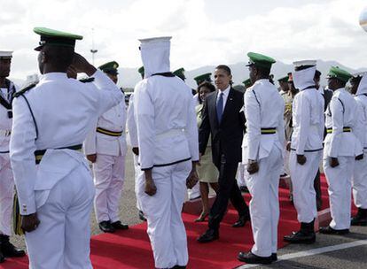 El presidente de Estados Unidos, a su llegada a la capital de Trinidad y Tobago para asistir a la Cumbre de las Américas