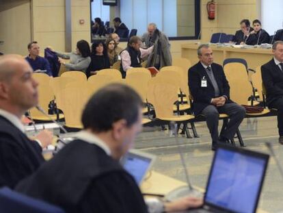 El ex director general de la CAM Roberto L&oacute;pez Abad (i) y el exdirectivo Juan Ram&oacute;n Avil&eacute;s (d), durante el juicio celebrado hoy en la Audiencia Nacional por el cobro irregular de dietas y la concesi&oacute;n de pr&eacute;stamos a este &uacute;ltimo, con la petici&oacute;n fiscal 4 y 2 a&ntilde;os y medio de prisi&oacute;n, respectivamente. 