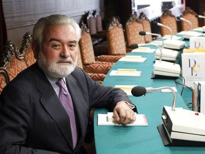 Dar&iacute;o Villanueva, director de la Real Academia Espa&ntilde;ola, en la sala de juntas de la instituci&oacute;n.