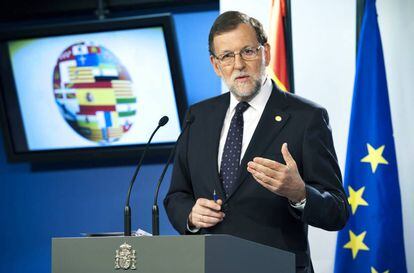 GRA221. BRUSELAS, 29/06/2016.- El presidente del Gobierno español en funciones, Mariano Rajoy, durante la rueda de prensa tras la reunión del Consejo Europeo celebrado en Bruselas. Rajoy ha rechazado hoy una posible negociación separada de Escocia con la UE para permanecer en el club comunitario y ha advertido que "si el Reino Unido se va en la negociación, Escocia también se va de las instituciones de la Unión Europea" (UE). EFE/Horst Wagner