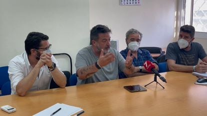 El europarlamentario de UP-IU, Manu Pineda, el miércoles con trabajadores españoles del aeropuerto de la Base de Rota.