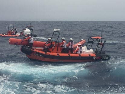 Maniobras del equipo de rescate de Médicos Sin Fronteras con las lanchas rápidas del 'Geo Barents'.