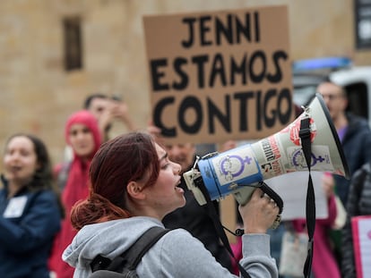 El sindicato de estudiantes y diversos colectivos feministas han convocado una concentración para protestar contra el presidente de la Federación Española de Fútbol, Luis Rubiales en la Plaza del Marqués, el pasado 1 de septiembre, en Gijón.