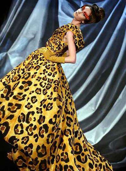 Vestido con estampado de leopardo bordado.