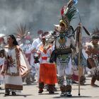 MEX7658.CIUDAD DE MÉXICO (MÉXICO), 26/07/2021 .- Un grupo de danza asiste al 696 aniversario de la fundación de México Tenochtitlán, hoy en el Zócalo en Ciudad de México (México). Alrededor de 2.000 personas entre danzantes, músicos, cantantes o creadores de ofrendas de diversas tradiciones de México celebraron este lunes el 696 aniversario de la fundación de México Tenochtitlán, la capital mexica, ubicada donde hoy se encuentra Ciudad de México. EFE/Sáshenka Gutiérrez
