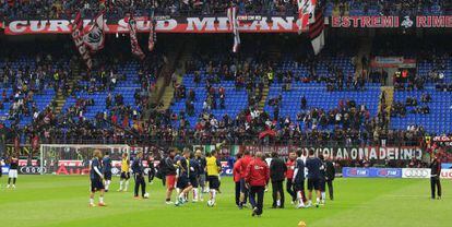 Los jugadores del Genoa y Milan, al enterarse de la noticia.