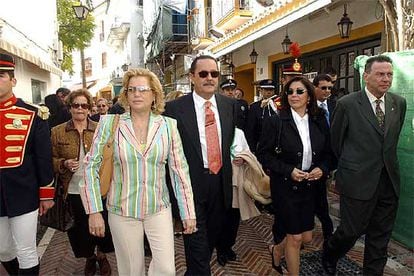 Maite Zaldivar, Julián Muñoz e Isabel Pantoja en Marbella en febrero de 2003.