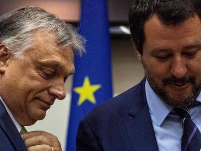 Viktor Orbán (i) junto a Matteo Salvini, a finales de agosto en Milán.