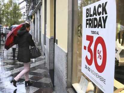 Compradores frente a los comercios con ofertas por el 'black friday'