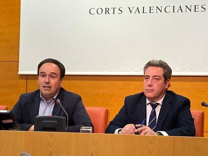 Juan Francisco Peréz Llorca, del PP (izquierda), y José María Llanos, de Vox, este jueves en las Cortes Valencianas.