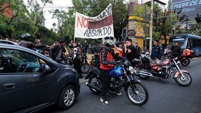 Motociclistas bloquean las vialidades aledañas a la SEMOVI, en Ciudad de México, el 22 de noviembre de 2022.