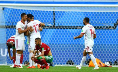 Los jugadores de Irán celebran el gol.
