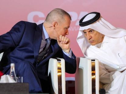 Willie Walsh, CEO de IAG, y Akbar Al Baker, su homólogo de Qatar Airways, en febrero.