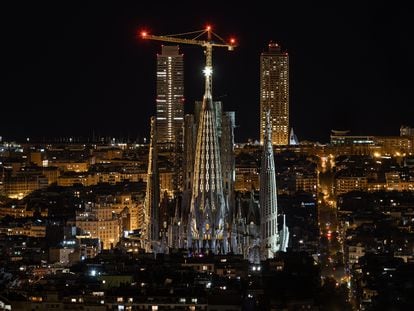 La Sagrada Familia de Barcelona, cuando se iluminó por primera vez la estrella que corona la torre de la Virgen, hace dos años.