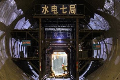 Trabajadores chinos en el t&uacute;nel que atraviesa el r&iacute;o Amarillo.