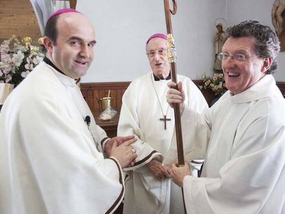 El sacerdote Juan Kruz Mendizabal junto a los obispos Setien y Munilla, en una imagen de archivo.