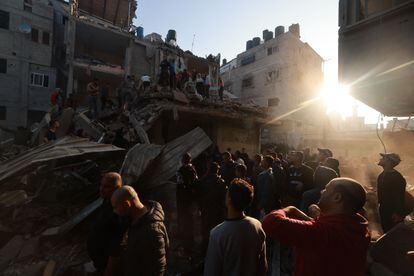 Palestinians inspect an area destroyed by an Israeli attack, in the Rafah refugee camp, this Friday. 