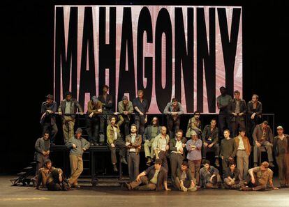 Un grupo de hombres recién llegados a Mahagonny en el primer acto de la ópera.