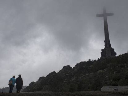 Dos turistas visitan el Valle de los Ca&iacute;dos.