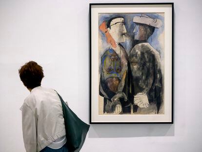 Una espectadora en la exposición 'De la no conformidad' de Ben Shahn.