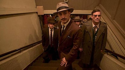 En primer plano, Gael García Bernal interpretando al policía que persigue a Pablo Neruda en 'Neruda'.