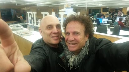 Los miembros de Obús se hacen un autorretrato en la redacción de EL PAÍS.