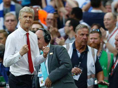 Wenger celebra el triunfo ante el Chelsea en la FA Cup.