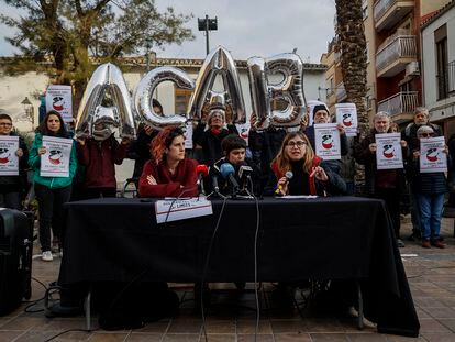 Las representantes de lo movimientos vecinales Cuidem Benimaclet, CSOA l'Horta y Alerta Solidària, durante su conferencia d prensa en el barrio de Benimaclet de Valencia, este martes.