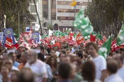 Miles de personas esta tarde por las calles de Las Palmas de Gran Canaria