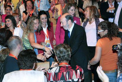 Alfredo Pérez Rubalcaba saluda a asistentes a su acto preelectoral en Logroño.