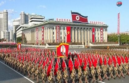 Militares portan un retrato de Kim Il Sung, considerado por el régimen como fundador de la actual Corea del Norte. Nuestro país "está preparada para luchar en cualquier tipo de guerra provocada por EEUU", expresó Kim Jong-un en el palco de la abarrotada plaza Kim Il-sung en pleno centro de Pyongyang.