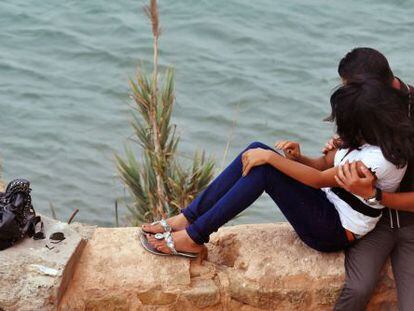 Una pareja, frente al mar en Rabat.